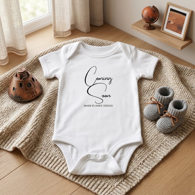 Body Para Bebê Script Personalizado (Anúncio de Gravidez) Em Brev (coming soon newborn announcement bodysuit, personalized due date baby clothes, fun baby gifts )