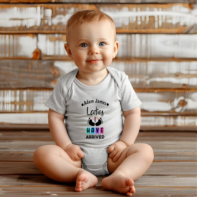 Body Para Bebê Senhoras Que Cheguei - Presente Personalizado (Ladies I Have Arrived Personalized Quote Gift Baby Bodysuit)