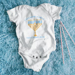 Body Para Bebê Sindicato da Família Cute Hanukkah Menorah Persona<br><div class="desc">Fato de bebê Hanukkah personalizado bonito para uma reunião de família judia ou festa de Chanukah com sinagoga. Personalize com seu próprio sobrenome ou informações de grupo em azul em volta da menorah bonito.</div>