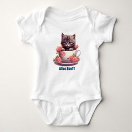 Body Para Bebê Tabby Kitten numa equipe com rosas-rosas,