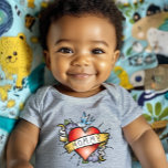 Body Para Bebê Tatuagem de mamãe<br><div class="desc">Tatuagem de mamãe - Uma camiseta de bebê incrivelmente legal com sua própria tatuagem inicial. Uma tatuagem de Mamãe bem no seu peito! Vai fazer um belo presente para novas mães, que gostam um pouco de coisas diferentes Este fato de corpo é parte da nossa coleção de bebês super-na moda...</div>