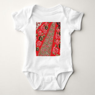 Body Para Bebê Tecido vermelho vibrante com intrincado floral e