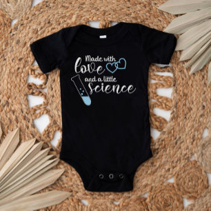 Body Para Bebê Texto Azul da Cotação de Amor e Ciência