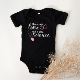 Body Para Bebê Texto branco cor-de-rosa de citação de amor e ciên
