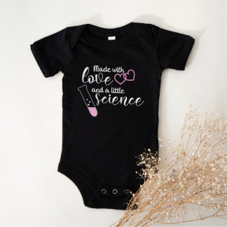 Body Para Bebê Texto branco cor-de-rosa de citação de amor e ciên