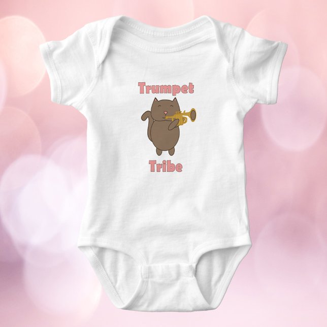 Body Para Bebê Tribo da Trombeta Gato Fofo Rosa (A baby body suit that features a brown cat playing the trumpet & says trumpet tribe in pink letters.)
