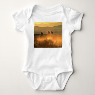 Body Para Bebê Trío de Cowboy: Galope de Fundo Montanhoso.