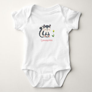 Body Para Bebê Um gambá-bebê sorridente com flor amarela