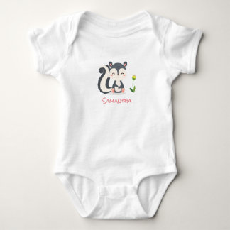 Body Para Bebê Um gambá-bebê sorridente com flor amarela
