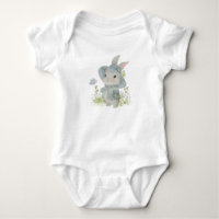 ursinho de pelúcia bonitinho numa roupa de bebê