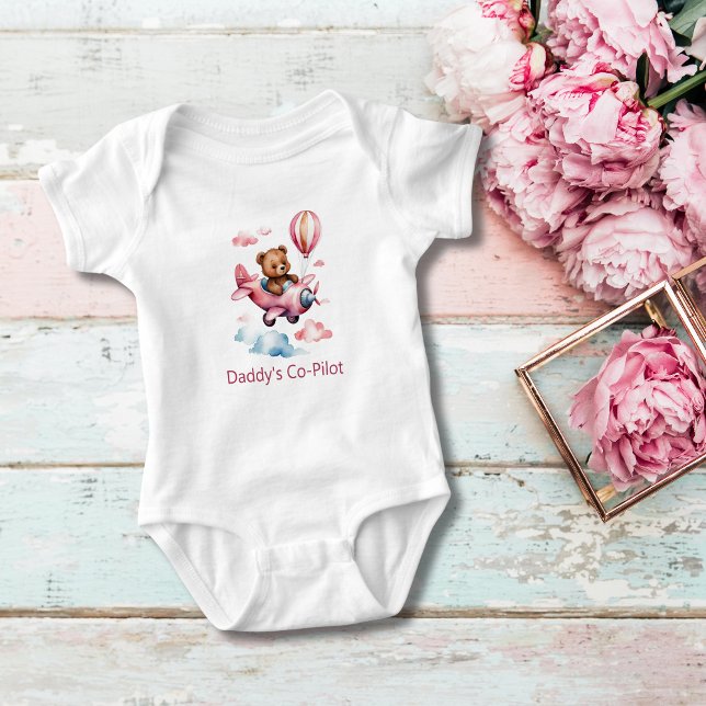 Body Para Bebê Urso em Garota-Bebê-Piloto de Pai de Avião (Bear in Pink Airplane, Daddy Co-pilot Personalized Baby Body Suit for little girl)