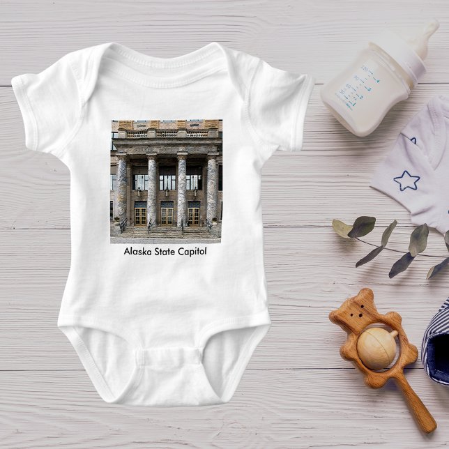 Body Para Bebê Visão frontal do Capitólio Estadual do Alasca em J (Front View of the Alaska State Capitol in Juneau Baby Bodysuit)