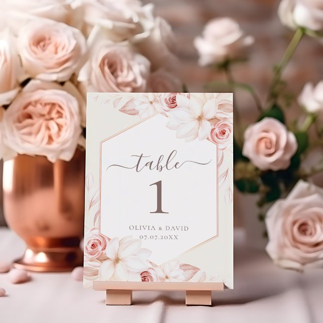 Boho Beige e Blush - Número de Tabela Floral Rosa (Boho Beige and Blush Pink Floral Table Number on a table with pale pink roses.)
