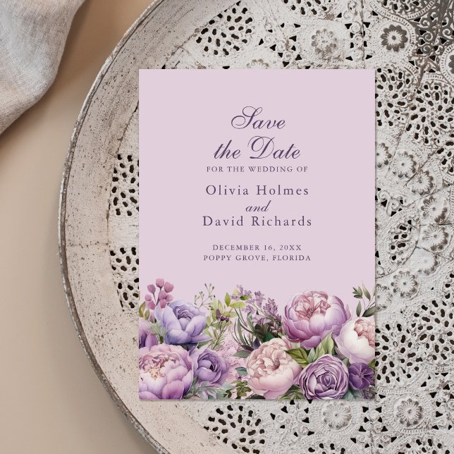 Boho Lilac e Púrpuros Salvem o Cartão de Data (Boho Lilac and Purple Peonies Save the Date Card on a beautiful neutral boho plate.)
