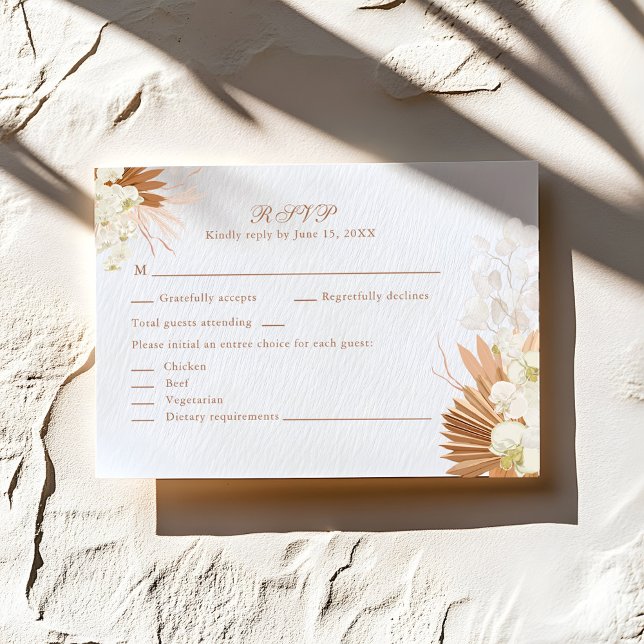 Boho Terracotta Pampas Grama Floral Casamento RSVP (Boho Terracotta Pampas Grass Floral Wedding RSVP on a sunny rustic stone table.)