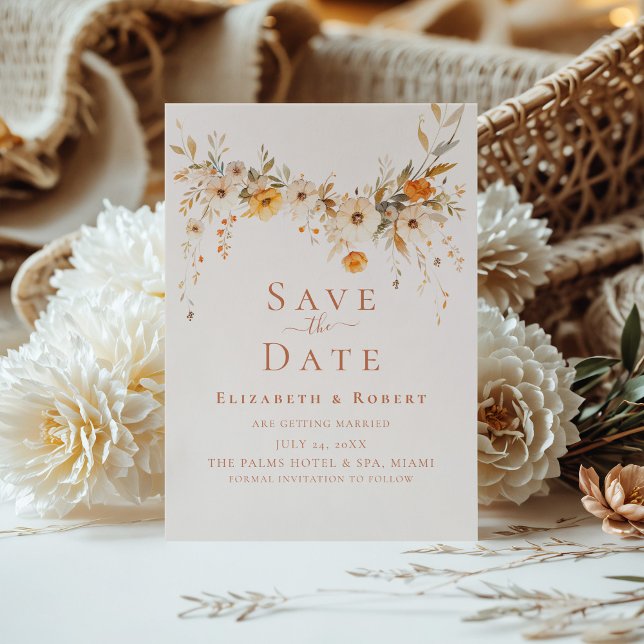 Boho Terracotta Wildflower Salva Cartão (Boho Terracotta Wildflowers Save the Date Card on a sunny table with boho flower bouquet)