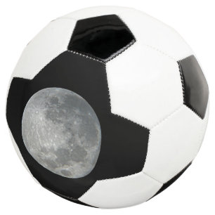 Bola De Futebol Close-Up Lua Cheia no Céu Noturno. Fotografia