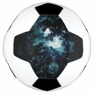 Bola De Futebol Linda Lua brilha pelas árvores