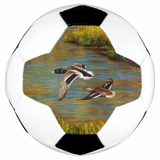 Bola De Futebol Mallard Ducks Voando Sobre Pond (Frente)