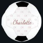 Bola De Futebol Nome das iniciais do monograma de cor rosa branca<br><div class="desc">Um fundo branco na moda e um texto rosa dourado. Personalize e adicione suas iniciais e nome do monograma. As suas iniciais do monograma como padrão de fundo.</div>