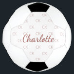 Bola De Futebol Nome das iniciais do monograma de cor rosa branca<br><div class="desc">Um fundo branco na moda e um texto rosa dourado. Personalize e adicione suas iniciais e nome do monograma. As suas iniciais do monograma como padrão de fundo.</div>
