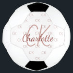 Bola De Futebol Nome das iniciais do monograma de cor rosa branca<br><div class="desc">Um fundo branco na moda e um texto rosa dourado. Personalize e adicione suas iniciais e nome do monograma. As suas iniciais do monograma como padrão de fundo.</div>