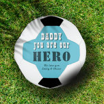 Bola De Futebol Pai que você seja nosso Herói Tipografia Dia do Pa<br><div class="desc">Pai que você seja nossa Tipografia Azul Herói a Bola de Futebol do Dia do Pai. Tipografia moderna. Você pode mudar o pai para pai,  papai,  Papá,  Papanicolau...  e adicionar seus nomes. Um presente fofo e um bom guardião para o Dia do Pai para o pai.</div>