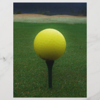 Bola de Golfe Amarelo no campo de golfe da montanh