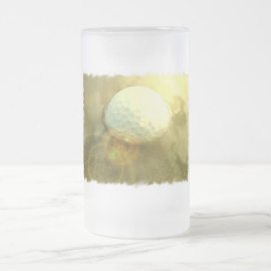 Bola de golfe colada na caneca de cerveja da lama