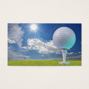 bola de golfe em um T com grama