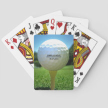 Bola de golfe no tee de cartas de baralho