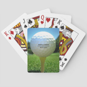 Bola de golfe no tee de cartas de baralho