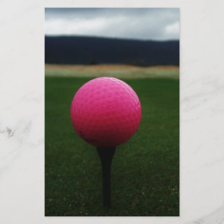 Bola de Golfe Rosa em campo de golfe na montanha