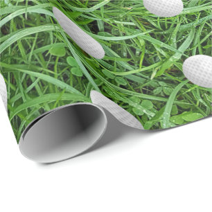 Bolas de golfe no papel de embrulho de aniversário