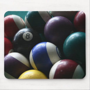 Bolas de piscina em mousepads de uma mesa do