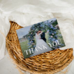 bold cartões de agradecimentos de casamento mínimo<br><div class="desc">Um simples design de texto branco com uma aparência de texto em negrito e uma bela imagem da noiva e do noivo,  o texto e as cores podem ser personalizados.</div>