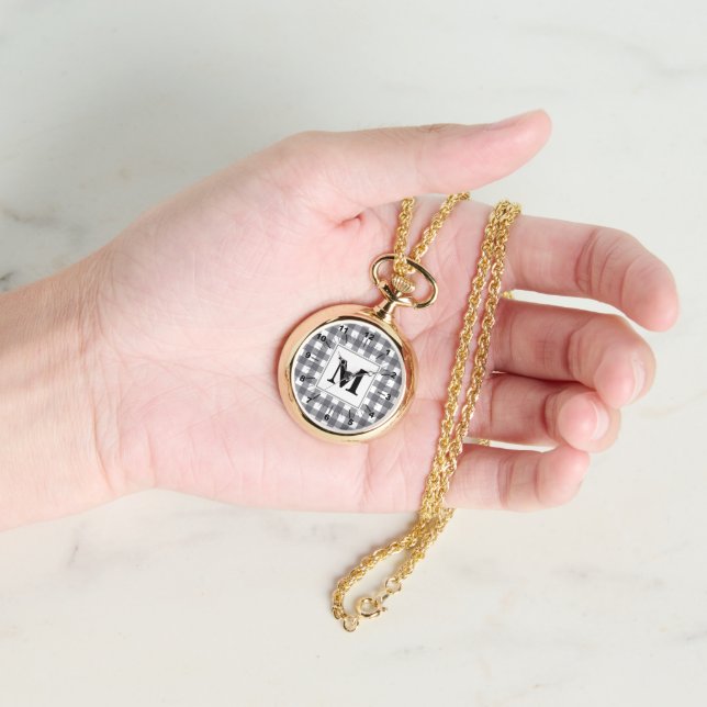 BOLD! 🖤 Relógio de Colar Dourado Xadrez Inicial (Mão)