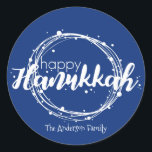 Bolhas de Neve Feliz Hanukkah Snow Etiqueta de Pre<br><div class="desc">Bonita e na moda Happy Hanukkah Snow Bubbles Sticker Gift Tag é perfeita para as suas necessidades de doação de Natal. Há outros produtos que combinam com este design.</div>