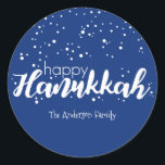 Bolhas de Neve Feliz Hanukkah Snow Etiqueta de Pre<br><div class="desc">Bonita e na moda Happy Hanukkah Snow Bubbles Sticker Gift Tag é perfeita para as suas necessidades de doação de Natal. Há outros produtos que combinam com este design.</div>
