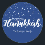 Bolhas de Neve Feliz Hanukkah Snow Etiqueta de Pre<br><div class="desc">Bonita e na moda Happy Hanukkah Snow Bubbles Sticker Gift Tag é perfeita para as suas necessidades de doação de Natal. Há outros produtos que combinam com este design.</div>