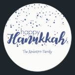 Bolhas de Neve Feliz Hanukkah Snow Etiqueta de Pre<br><div class="desc">Bonita e na moda Happy Hanukkah Snow Bubbles Sticker Gift Tag é perfeita para as suas necessidades de doação de Natal. Há outros produtos que combinam com este design.</div>