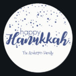 Bolhas de Neve Feliz Hanukkah Snow Etiqueta de Pre<br><div class="desc">Bonita e na moda Happy Hanukkah Snow Bubbles Sticker Gift Tag é perfeita para as suas necessidades de doação de Natal. Há outros produtos que combinam com este design.</div>