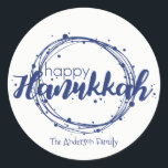 Bolhas de Neve Feliz Hanukkah Snow Etiqueta de Pre<br><div class="desc">Bonita e na moda Happy Hanukkah Snow Bubbles Sticker Gift Tag é perfeita para as suas necessidades de doação de Natal. Há outros produtos que combinam com este design.</div>