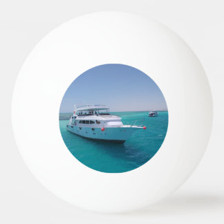 Bolinha De Ping Pong Iate branco-neve perto da Ilha Branca no Mar Verme