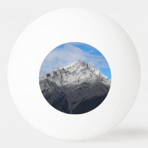 Bolinha De Ping Pong Pico de montanha cinzento, céu azul nebuloso