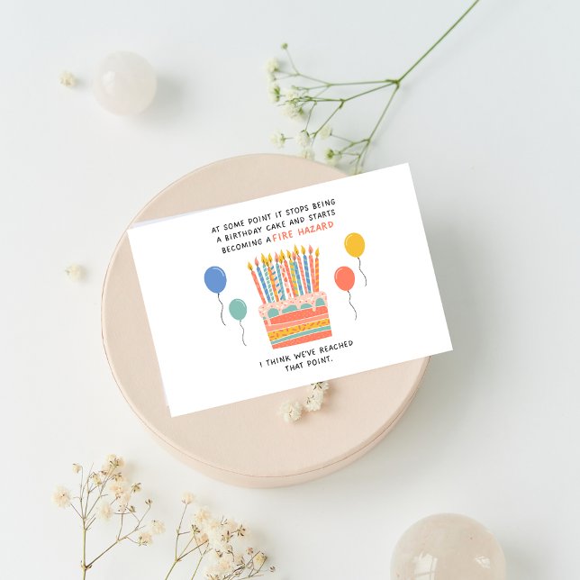 Bolo de aniversário e cartão de risco de fogo (Criador carregado)