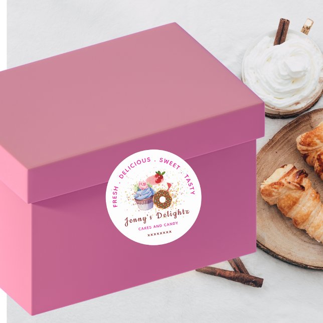 Bolos femininos cor-de-rosa e doce adesivo comerci (Criador carregado)