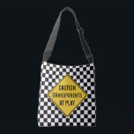 Bolsa Ajustável Avós no Play Funny<br><div class="desc">Os avós só querem divertir-se! Esta design expressa humor linguado na bochecha em homenagem aos avós de todos os lugares. Um sinal de precaução amarelo tem texto humorístico com um padrão de tabuleiro de xadrez preto e branco para completar o design. Excelente para viagens de campo, centros de mais velho,...</div>