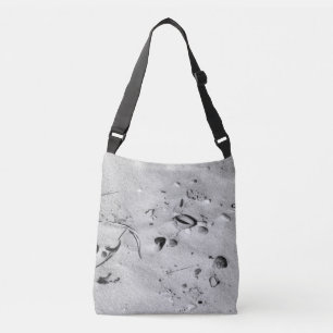 Bolsa Ajustável Conchas Pretas e Brancas na Areia