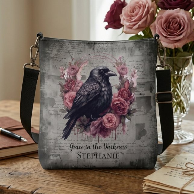 Bolsa Ajustável Corvo Gótico e Rosas Rosas Dark Academia (Gothic raven and pink roses crossbody bag
)